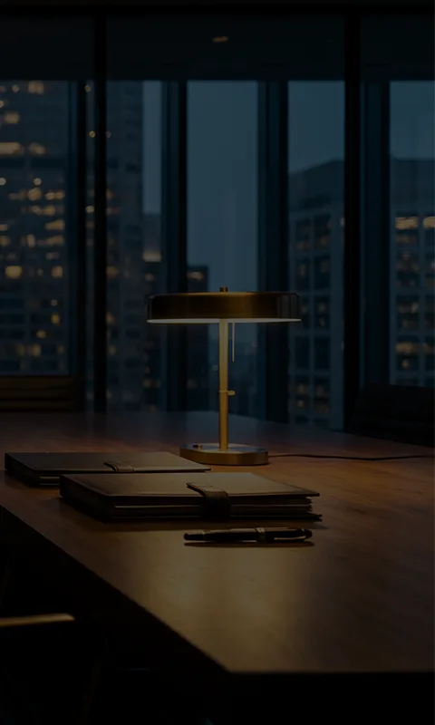 Mesa de reunião de escritório com luminária